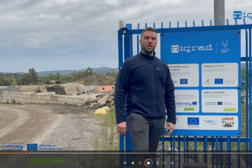 Still from the Nigrad Video showing a man in front of a gate
